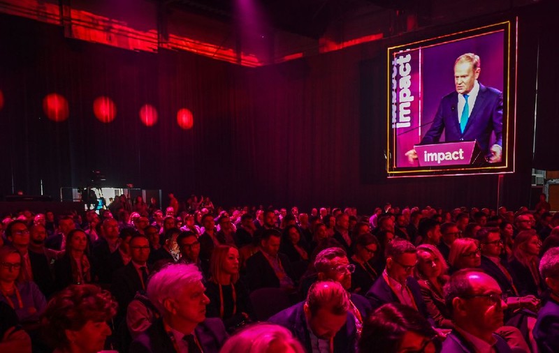 Donald Tusk a rupt protocolul la Impact 2026 și a pus la zid elitele din Vest: „Nu mai merge cu jumătăți de măsură. O democrație fără dinți e doar o decorațiune!”