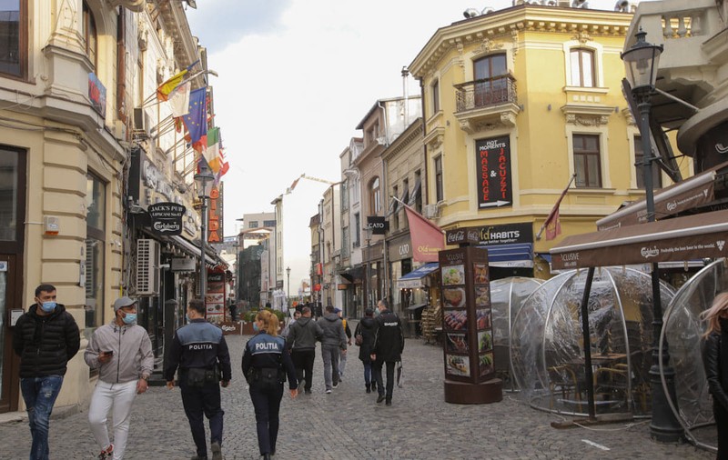 Restaurantele, cinematografele și sălile de spectacol se redeschid astăzi, în București, după două luni