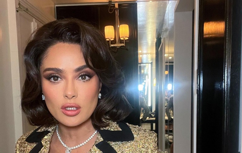 Salma Hayek, apariție spectaculoasă în costum de baie la 56 de ani. Actrița demonstrează că vârsta e doar un număr