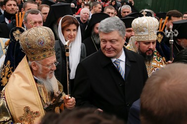 Petro Poroșenko (d), atunci președinte al Ucrainei, alături de Patriarhul Bartolomeu (s) la semnarea Tomosului pentru autocefalie, 6 ianuarie 2019. | Foto: Profimedia