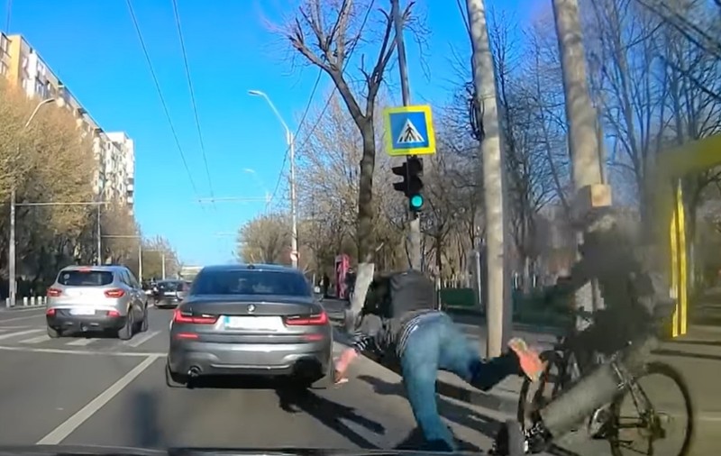 VIDEO | Accident între o trotinetă și-o bicicletă, cu victima căzută în fața unei mașini, în București