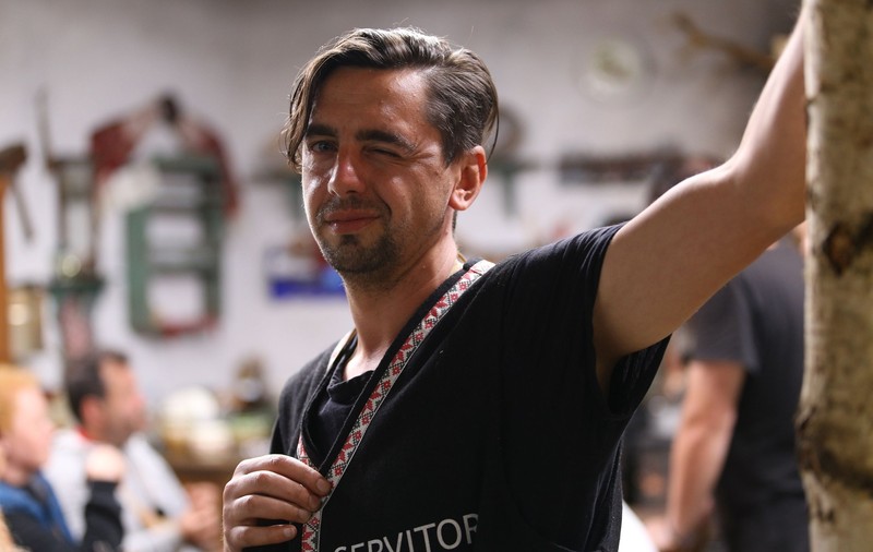 EXCLUSIV/ Cosmin Natanticu, pus de nașul Bobonete să facă repede un copil! Actorul se însoară la toamnă