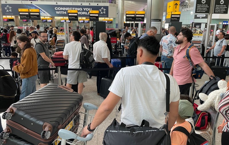 Mărturii din interior despre haosul de pe aeroporturi. Manipulator de bagaje: „Șansele ca geanta ta să ajungă la destinație sunt foarte mici”
