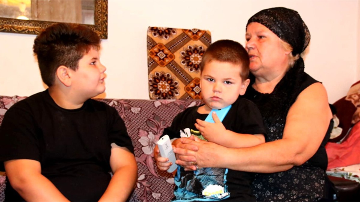 De Crăciun, oameni cu suflet mare au încălzit casa bunicii Tania. Bătrâna și cei doi nepoți au acum central termică nouă