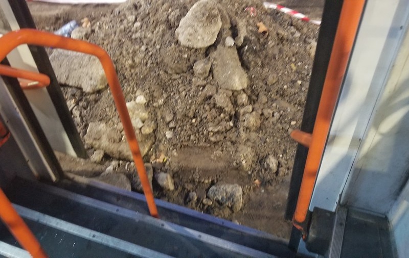 Din tramvai în grămada de moloz! Călătorii din cartierul Berceni au fost lăsați de STB fără stații. Au însă gazon între linii!