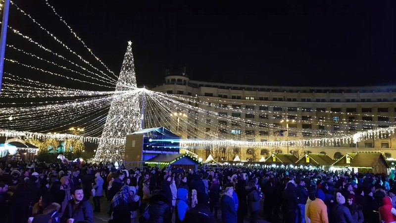 Plasa de luminiţe şi bradul uriaş aşezat lângă Casa lui Moş Crăciun crează, în Bucureşti, o atmosferă de basm