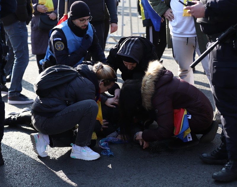 Protestatarii chemați de Călin Georgescu în Piața Victoriei s-au ciocnit cu jandarmii, în fața Guvernului, și au aruncat cu petarde