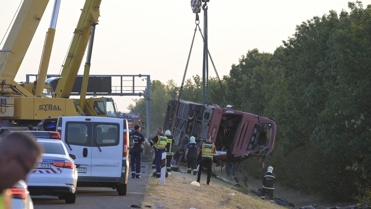 Un autocar cu turiști răsturnat în apropiere de Mezokeresztes, în Ungaria Foto: Profimedia