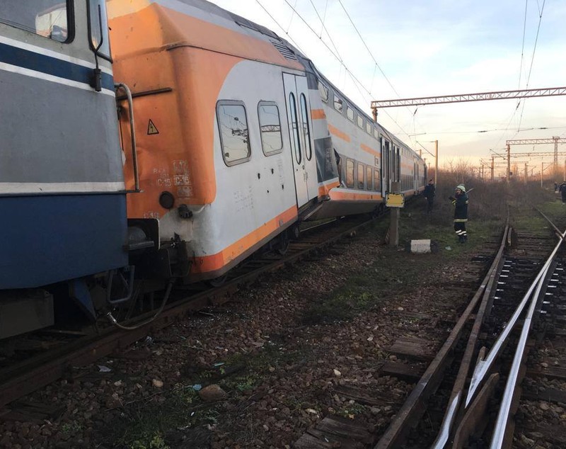 UPDATE | Accident feroviar soldat cu 11 victime, după ciocnirea a două trenuri între Ploiești și Brazi. Un rănit, dus cu elicopterul la București