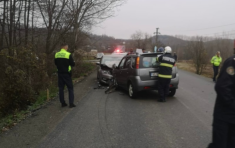 Accident cu cinci victime, dintre care doi copii, la Mihăești, după ce două mașini s-au ciocnit frontal