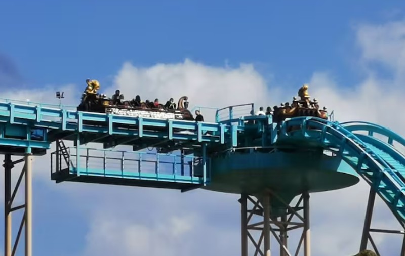 30 de turiști au rămas blocați la 30 de metri înălțime timp de o oră, după ce un roller-coaster din Europa Park s-a defectat