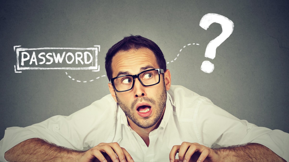 Cum poți să ţii minte toate parolele conturilor tale pe diverse platforme - Imagine cu un bărbat aflat în faţa unei tastaturi alături de cuvintul password şi semnul întrebării