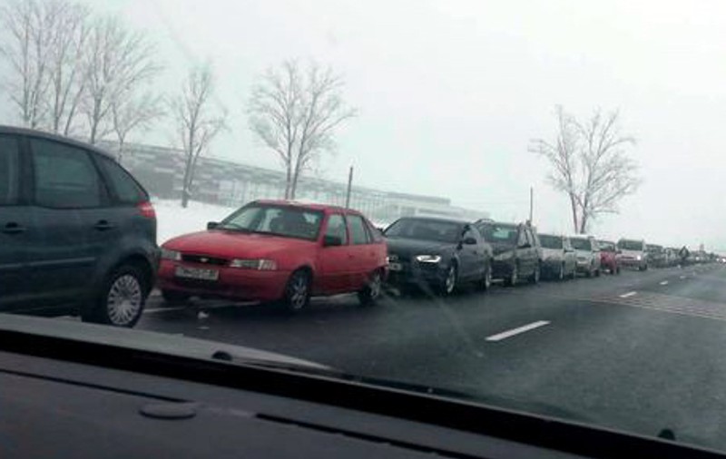 FOTO/ Coadă kilometrică la singura benzinărie funcțională din Lugoj, oraș rămas fără curent și apă din cauza ninsorii
