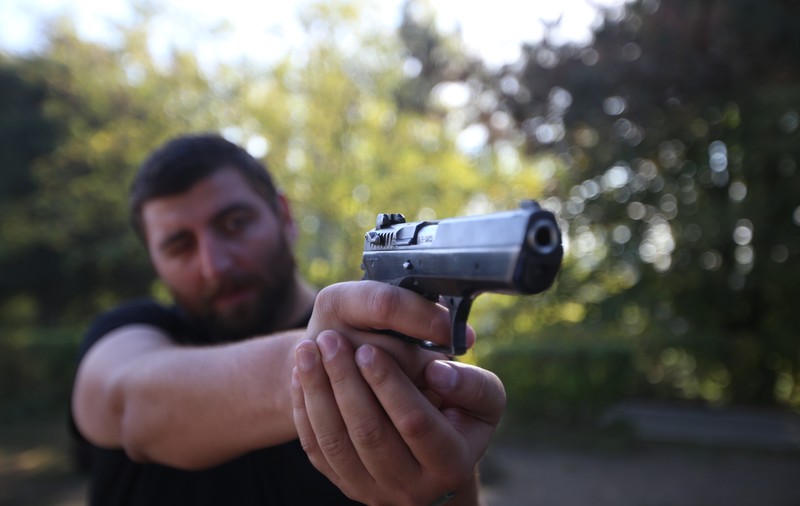 VIDEO | Reportaj cu arma-n mână. Am testat mitraliera NATO și pistolul pentru luptă urbană