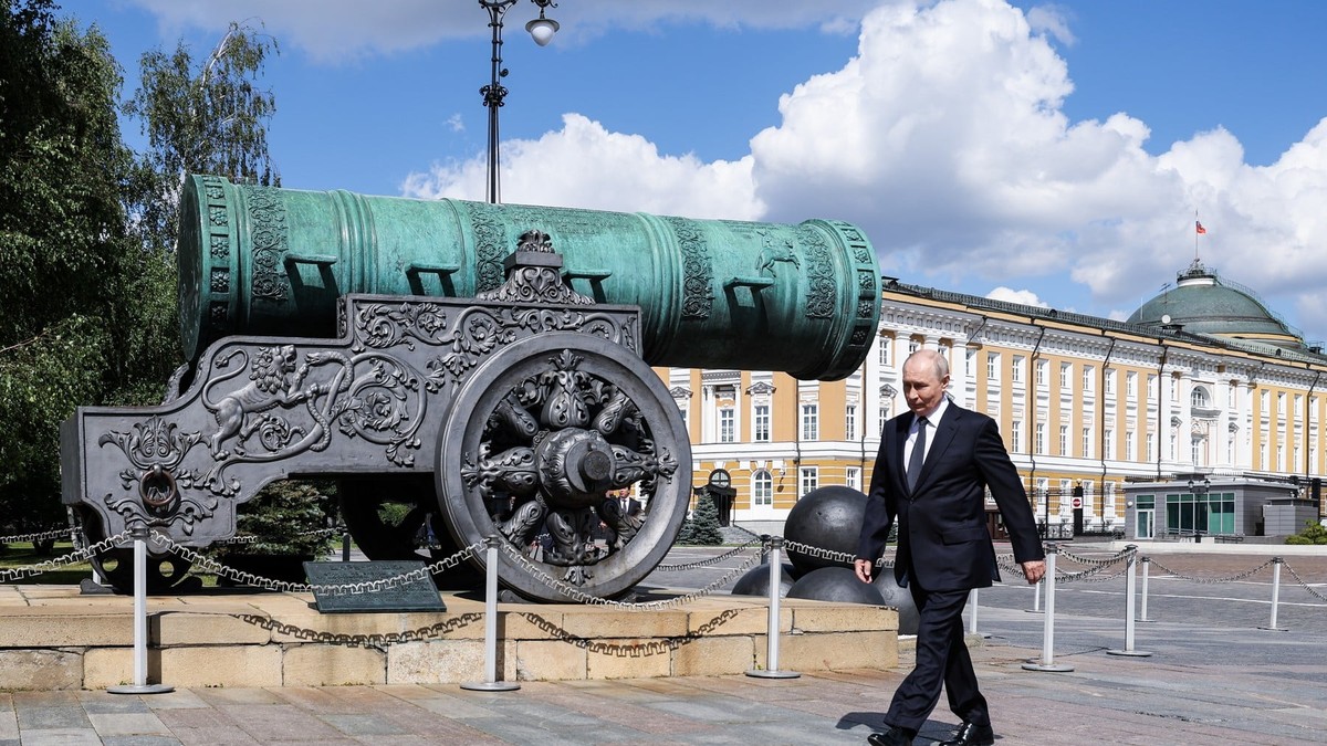 Vladimir Putin, în curtea Kremlinului Foto: Profimedia