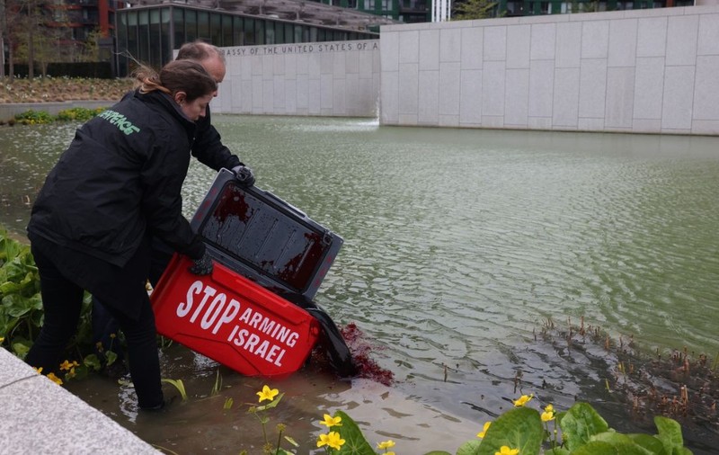 Activiști Greenpeace, arestați după ce au vărsat colorant roșu într-un bazin din fața Ambasadei SUA din Londra | VIDEO