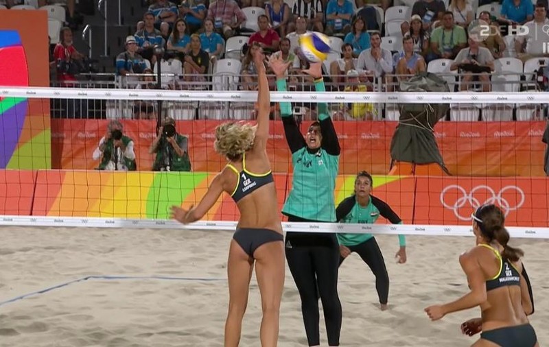 Jocurile Olimpice. Două lumi s-au înfruntat la volei pe plajă: unele, dezbrăcate, altele, împachetate | GALERIE FOTO