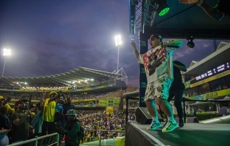 Rapperul Costa Titch a murit după ce s-a prăbușit pe scenă în timpul unui concert. Avea 28 de ani