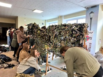 Copiii au făcut plase de camuflaj, în solidaritate cu armata ucraineană