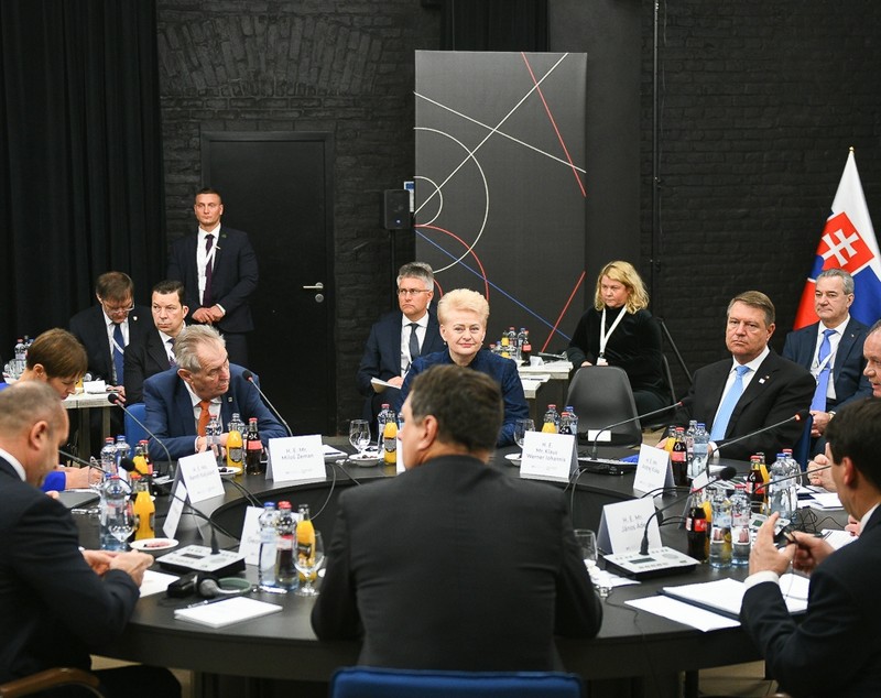 FOTO | Klaus Iohannis, la summitul NATO B9 în Slovacia: "Sunt profund îngrijorat de evoluţiile din regiunea Mării Negre"