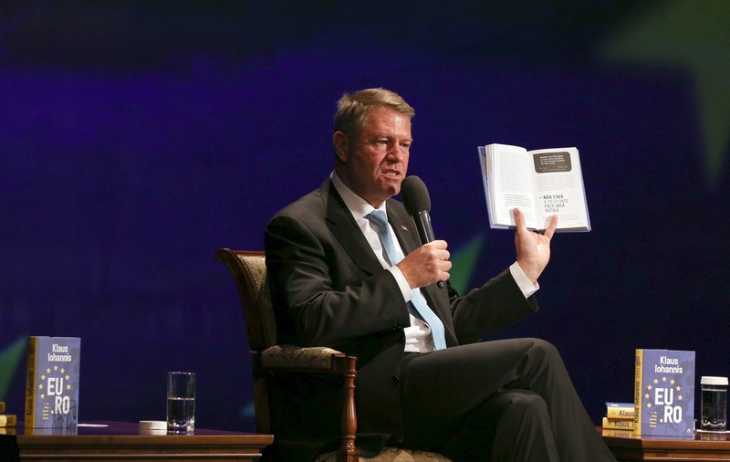 Klaus Iohannis şi-a lansat a treia carte, a criticat PSD și Guvernul ”antieuropene” și a atenționat asupra extinderii analfabetismul. ”Avem, din păcate, şi persoane publice care au dificultăţi în a exprima o idee într-o frază coerentă”