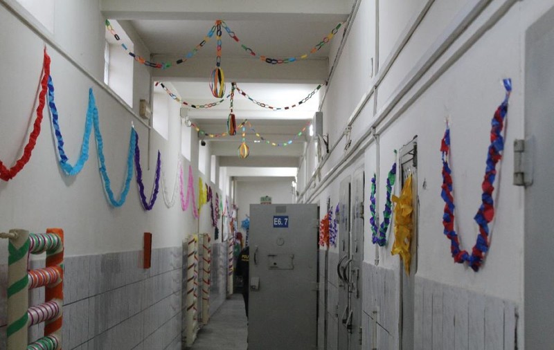 Deținuții din Penitenciarul Oradea au împodobit holurile închisorii cu ornamente create de ei și au cântat colinde de Crăciun