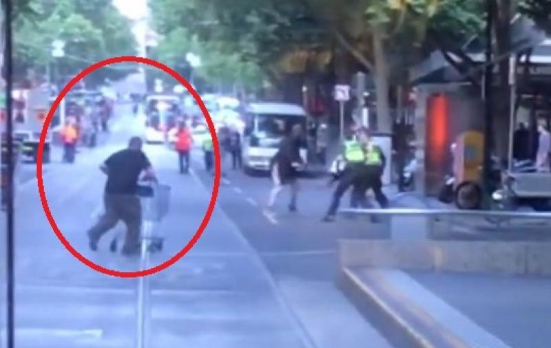 Un om al străzii a devenit erou, după atacul din Melbourne. Gestul australienilor față de el