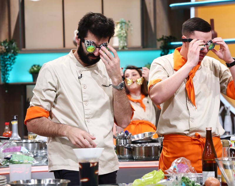 Richard Abou Zaki și Alexandru Sautner se duelează-n amulete diseară, la „Chefi la cuțite” 2025. Ochelarii speciali aduc confuzie