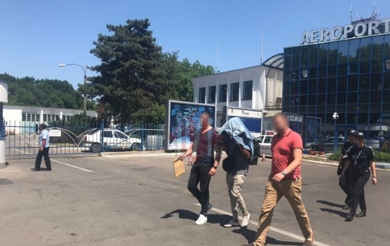 Doi DJ olandezi au fost prinși cu droguri în Aeroportul din Iași. Tinerii aveau un comportament bizar