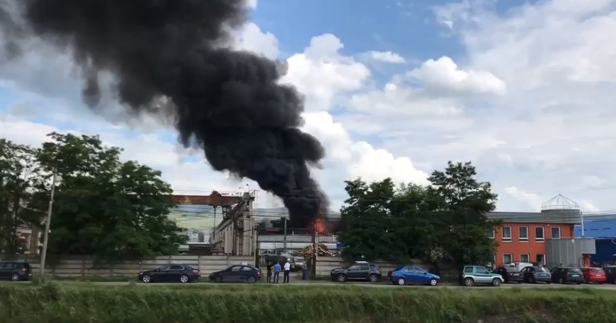 Incendiu puternic la un depozit de dezmembrări auto din județul Harghita, soldat cu doi răniți