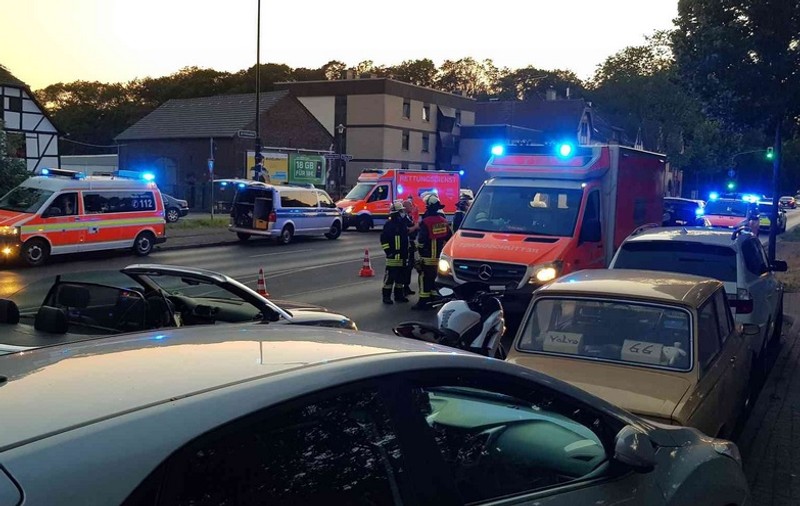 Trei români, victimele unui atac mafiot în Germania. Au fost atacaţi cu cuţitele în trafic