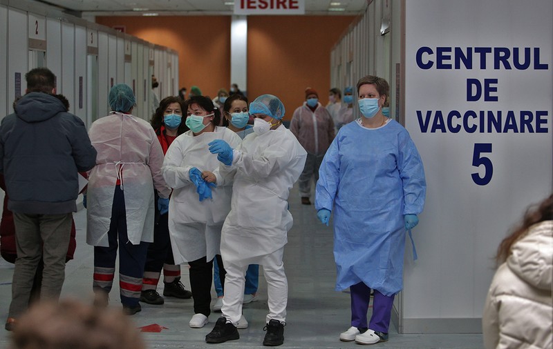 Sancțiuni la centrul de vaccinare de la Romexpo, unde unui bărbat i s-a făcut rapelul cu un alt vaccin. Medicul coordonator și un asistent medical, amendați