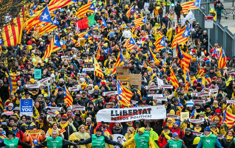 Peste 45.000 de catalani au protestat în Bruxelles. Puigdemont: Situația din Catalonia arată fața Europei