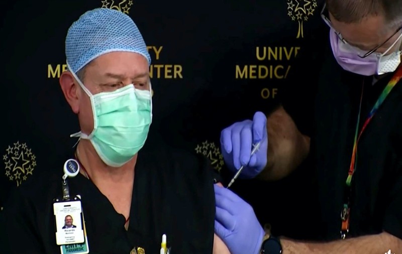 Primul vaccinat anti-Covid din Texas, fake news în direct la televiziune. Cum a reacționat spitalul american