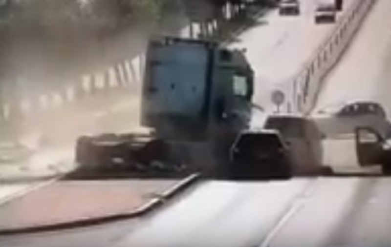 Patru mașini, spulberate de un camion într-un accident în Suceava. Trei persoane, printre care un copil, au ajuns la spital / VIDEO