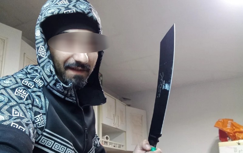Un bărbat din Fieni l-a ucis pe iubitul fiicei lui, mai mare cu un an ca el, cu o singură lovitură de sabie