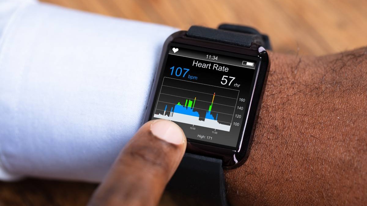 Un smartwatch pe care e afișat un ecran de detecție a bătăilor inimii.