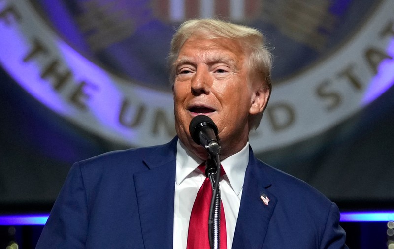 Donald Trump a repostat pe rețeaua sa socială o remarcă obscenă a unui utilizator despre Kamala Harris
