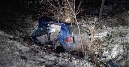 Mașina s-a ciocnit de copac în zona lateral dreapta sursă foto: monitorulsv.ro