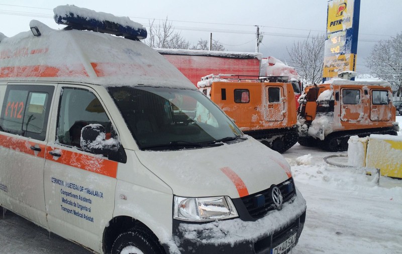 Un bărbat aflat în comă a fost preluat de SMURD cu ajutorul unei șenilate | FOTO