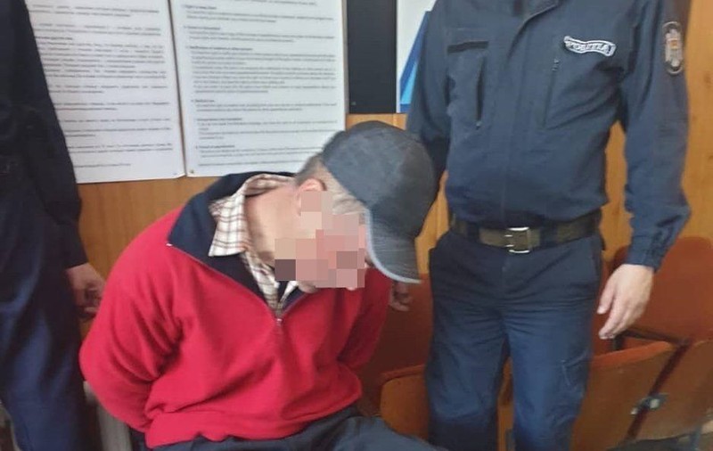 Un bărbat și-a omorât cu bestialitate părinții. Acesta a fost prins cu arma crimei asupra lui