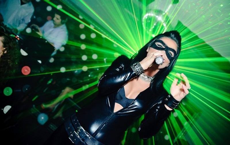 Foto | Ellie White s-a transformat în Catwoman de Halloween