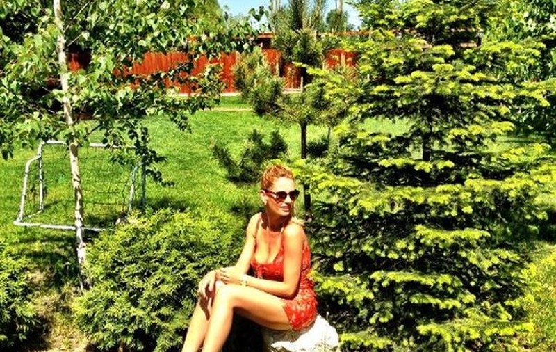 Andreea Bănică, te distrezi sau faci parada modei? Cântăreața merge la grătar pe tocuri de 20 cm