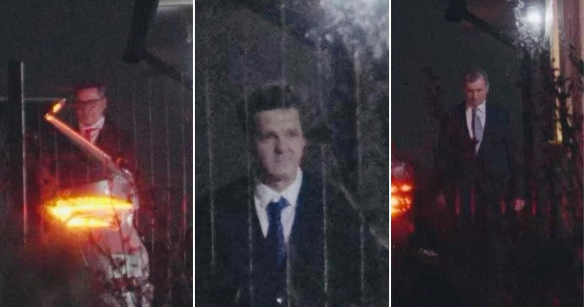 colaj foto format din trei imagini, care arată, în întuneric, 3 oameni care seamănă cu Victor Ponta (stânga), Nicușor Dan (mijloc) și Florian Coldea (dreapta), fotografiați în aceeași locație