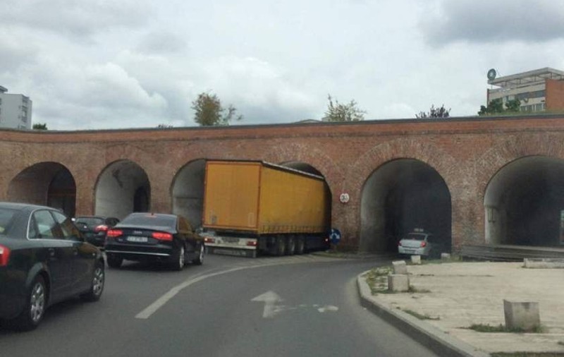 Un camion a intrat în tunelul Bastionului Theresia din Timişoara. Zidul vechi de 300 de ani, la un pas de a se surpa
