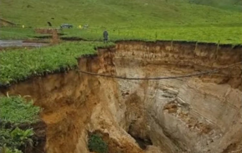 VIDEO | Groapă uriașă formată în Noua Zeelandă, după ce s-au înregistrat precipitații record