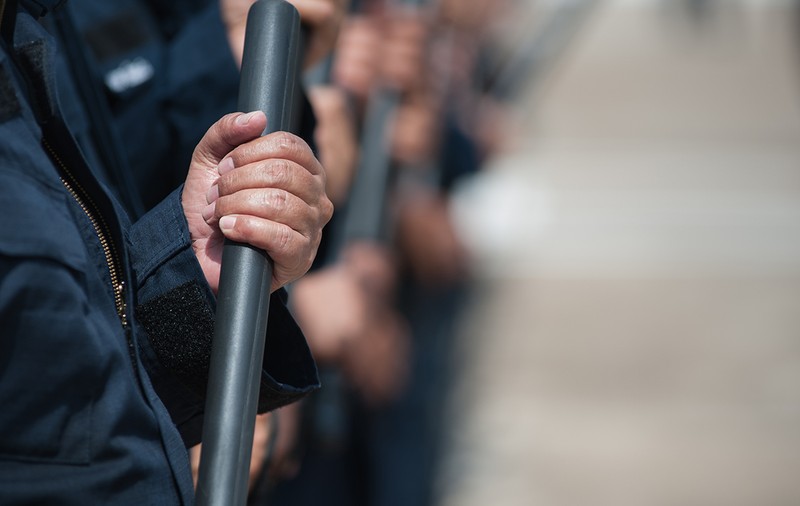 Premieră în justiția românească: Polițist condamnat la închisoare cu suspendare pentru că a bătut un cetățean în Secția 17