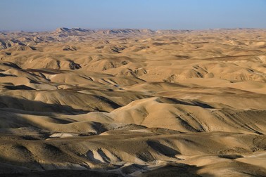 Dune de nisip din Deșertul Iudeei în primele ore ale dimineții