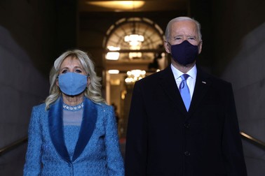 Joe Biden și soția sa, Jill Biden, sosesc la ceremonia de inaugurare (foto EPA)