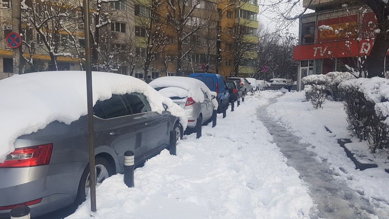 În zona Obor, în ciuda circulaţiei intense, drumurile sunt greu practicabile